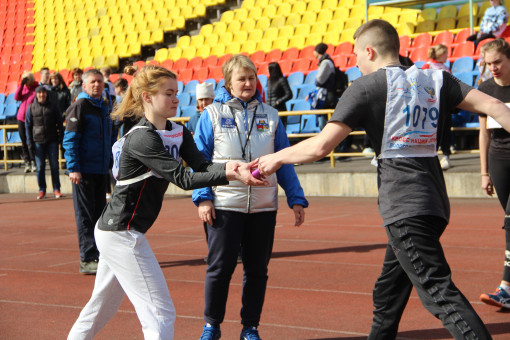 На стадионе «Металлург» прошли легкоатлетические эстафеты среди школьников, посвященные Дню Победы