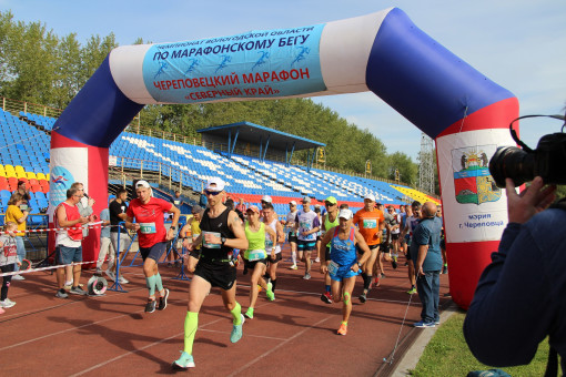 Череповчане пробежали марафон по трем мостам